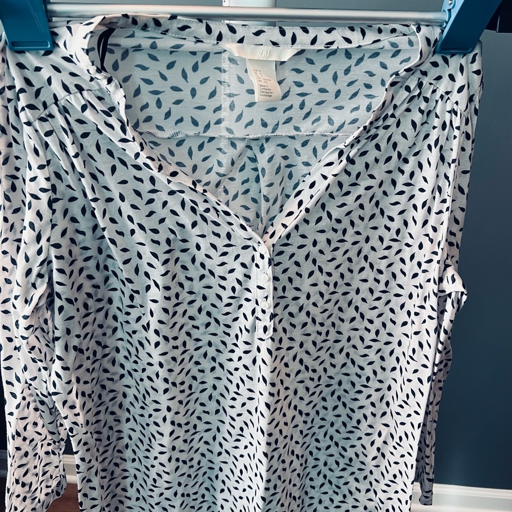 ‘H&M’ Women's Blue and White Patterned Blouse